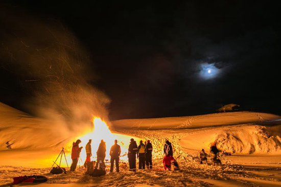 新奥尔松极夜中的人们过新年